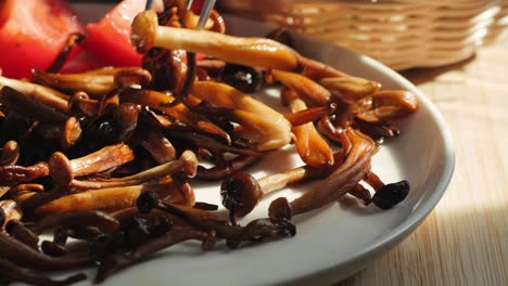 fried mushrooms with tomatoes