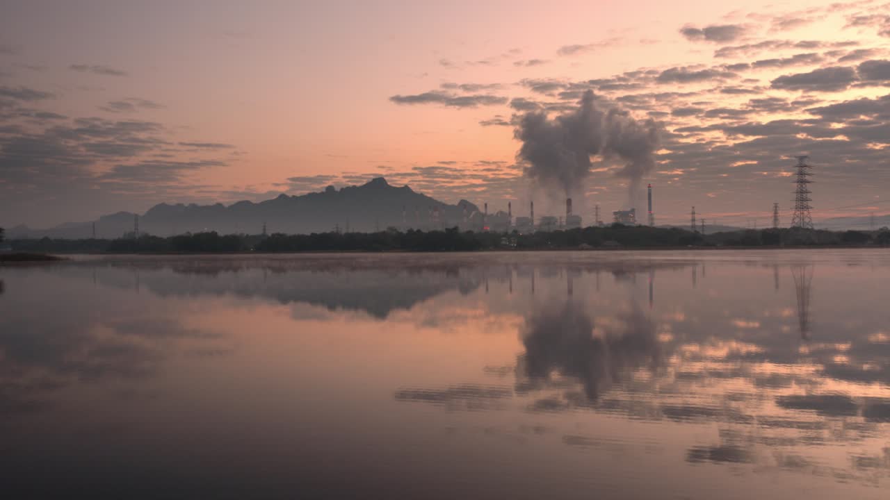 hermosa planta de energía de carbón paisaje por la mañana con niebla.