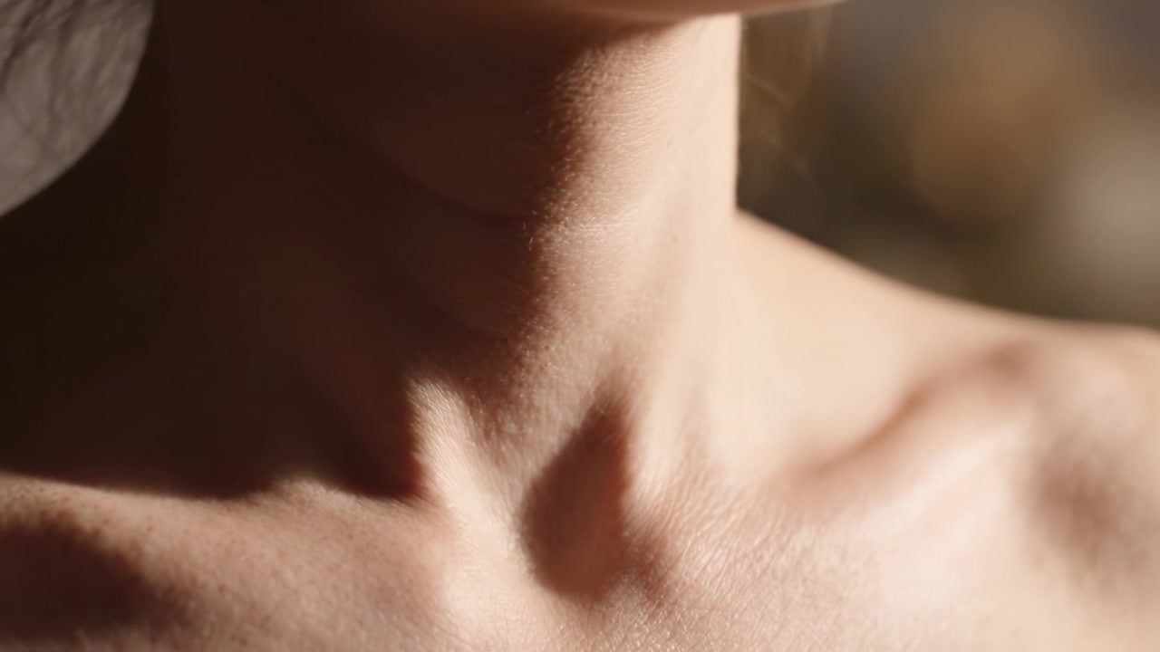 Un'esplorazione ravvicinata del collo umano: catturando la sottile bellezza ed eleganza dell'arte della natura nella pelle e nella forma.