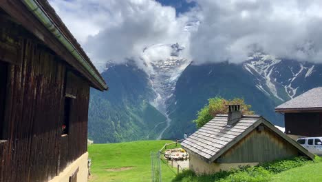 Chalets-De-Madera-En-El-Parque-Merlet-Con-Vistas-Al-Mont-Blanc-En-Les-Houches,-Francia