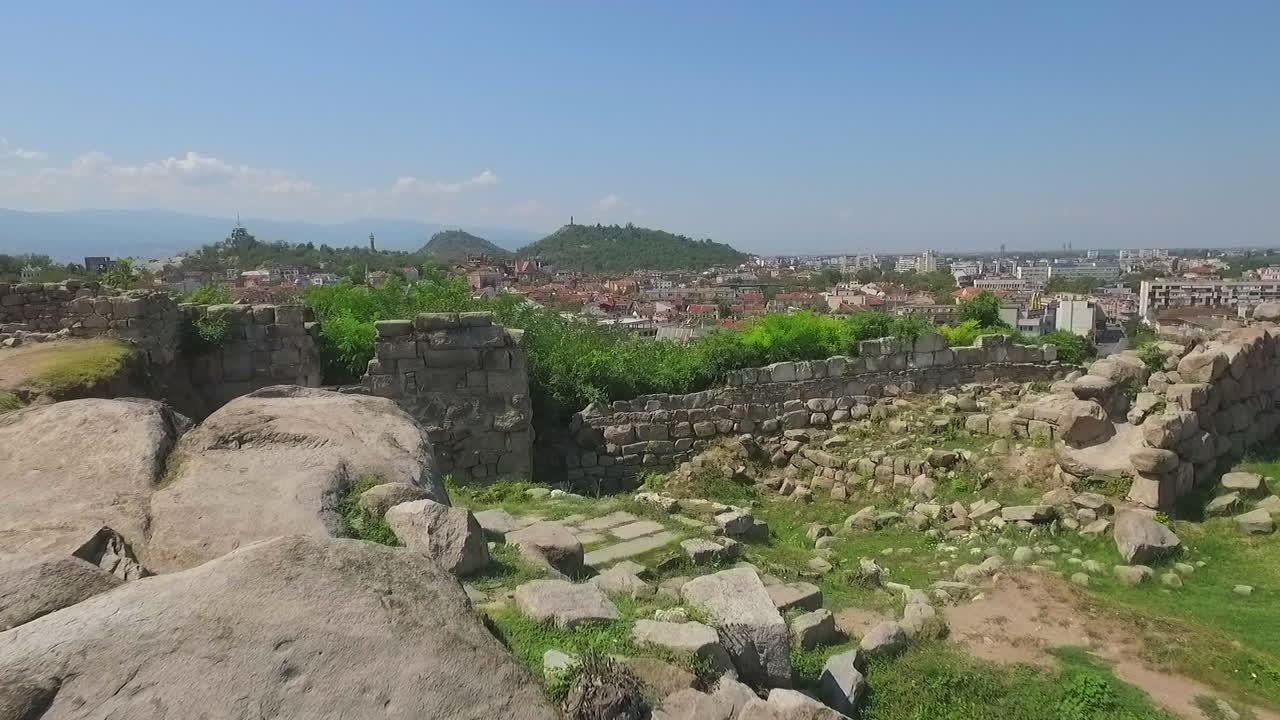 Sorvolando i resti di un terreno roccioso vicino alla città di Plovdiv in Bulgaria