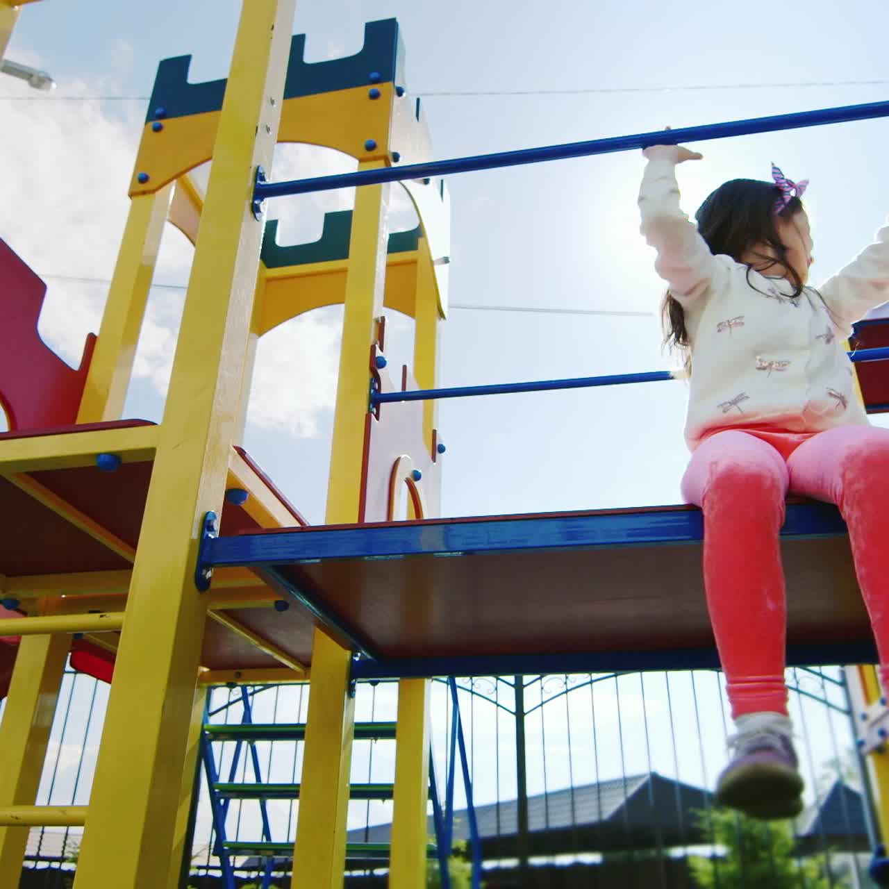 niña jugando en un gimnasio de la selva