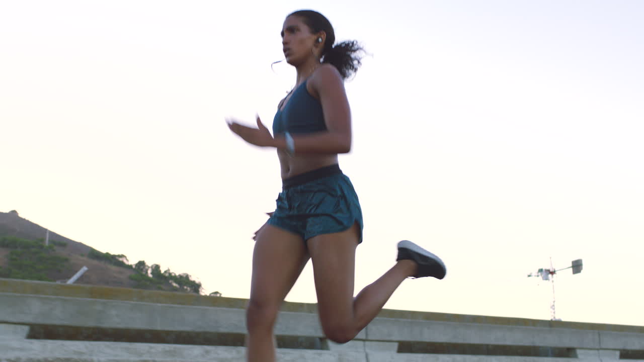 mujer corriendo al aire libre