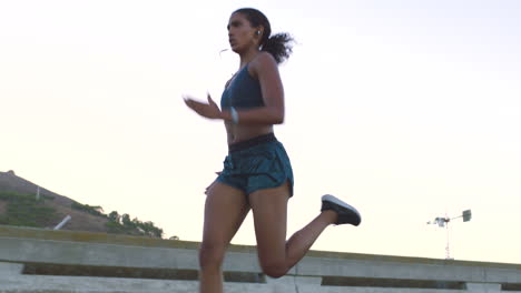 mujer corriendo al aire libre
