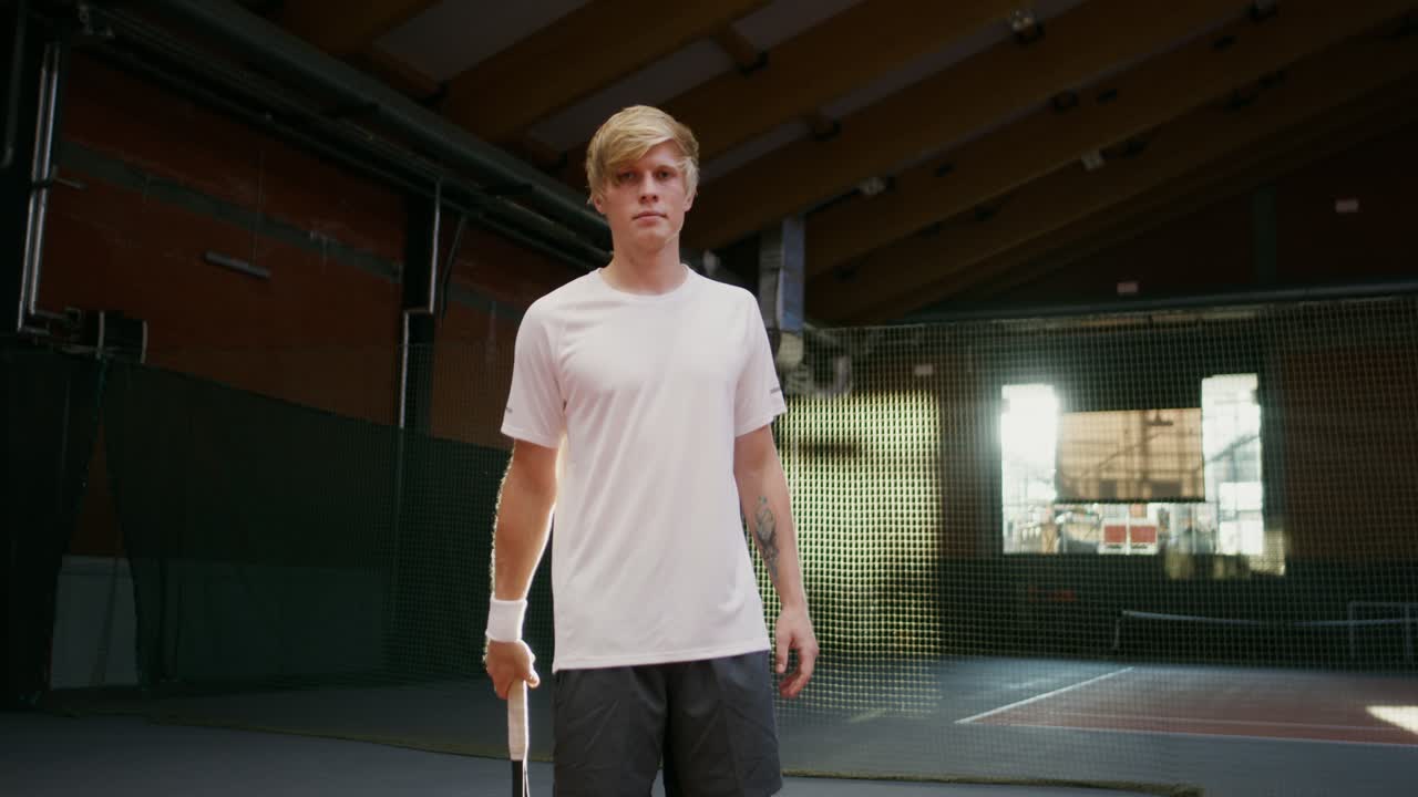 hombre de pie en una cancha de tenis