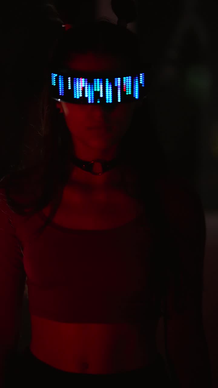 mujer con gafas de led futuristas