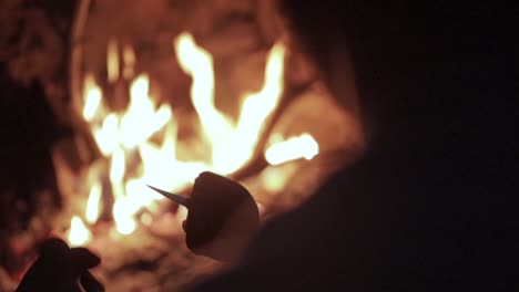 Malvavisco-Puesto-En-La-Brocheta-Por-El-Fuego-Natural-De-La-Noche-Al-Aire-Libre-En-El-Campo,-Cierre-La-Sartén