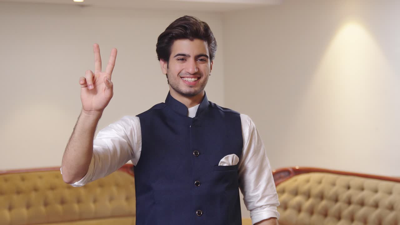 인도 정치인이 선거 전에 자신을 보여주고 있습니다.