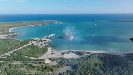 Vista-Aérea-De-La-Potencia-MV-Karadeniz-İrem-Sultan-Una-Potencia-Con-Bandera-De-Liberia-En-La-Bahía-De-Azua-En-República-Dominicana