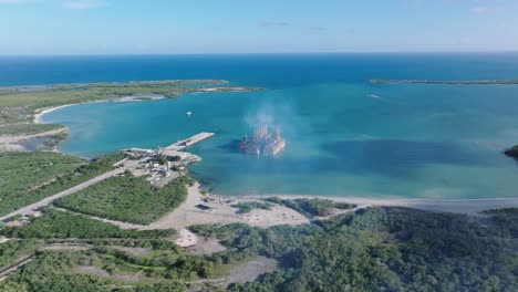 vista aérea del buque mv karadeniz irem sultan, un buque con bandera de liberia en la bahía de azua en la república dominicana