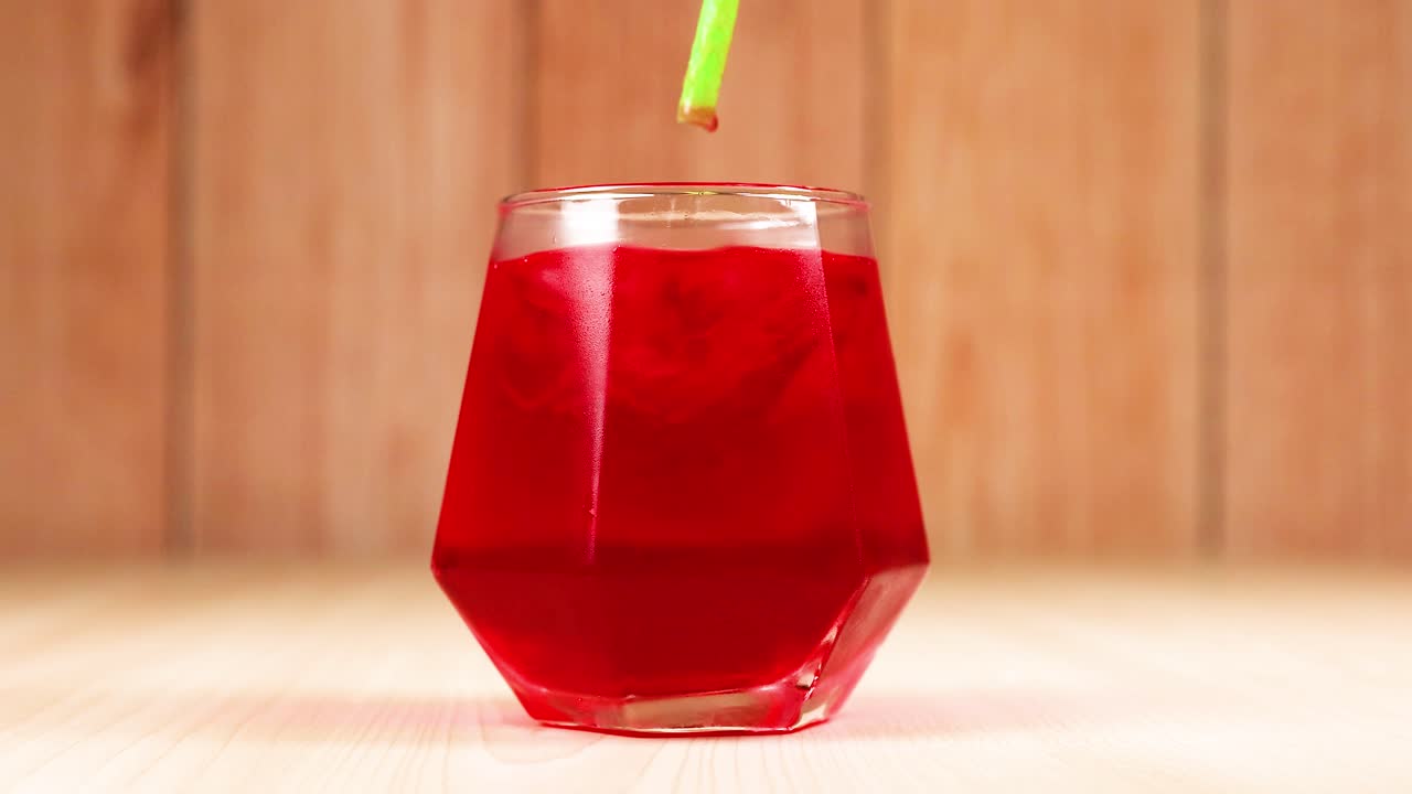 녹색 을 는 은 술잔