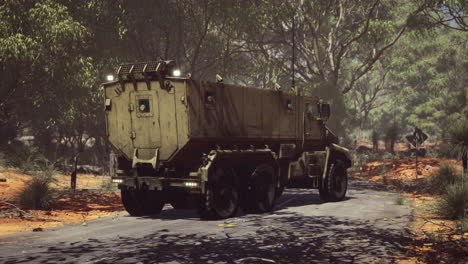 vehículo blindado de convoy en la carretera
