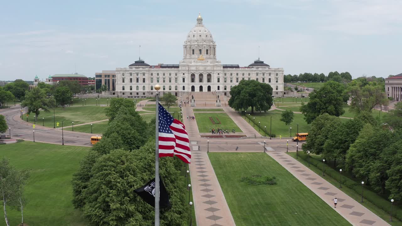 Nærbillede af panoramisk luftoptagelse af USA's flag med Minnesota State Capitol i baggrunden i Saint Paul, Minnesota.