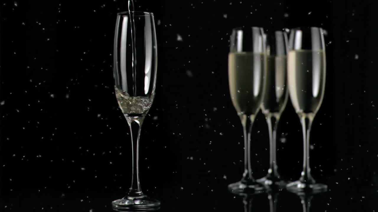 검은 바탕에 있는  ⁇ 페인 잔 위에 떠다니는  ⁇  반점들의 애니메이션