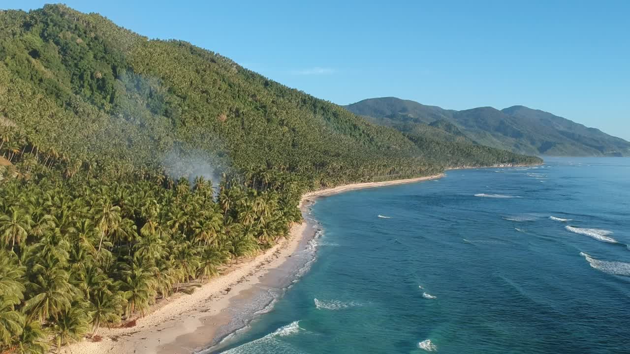 paisaje de montaña junto al mar con olas oceánicas