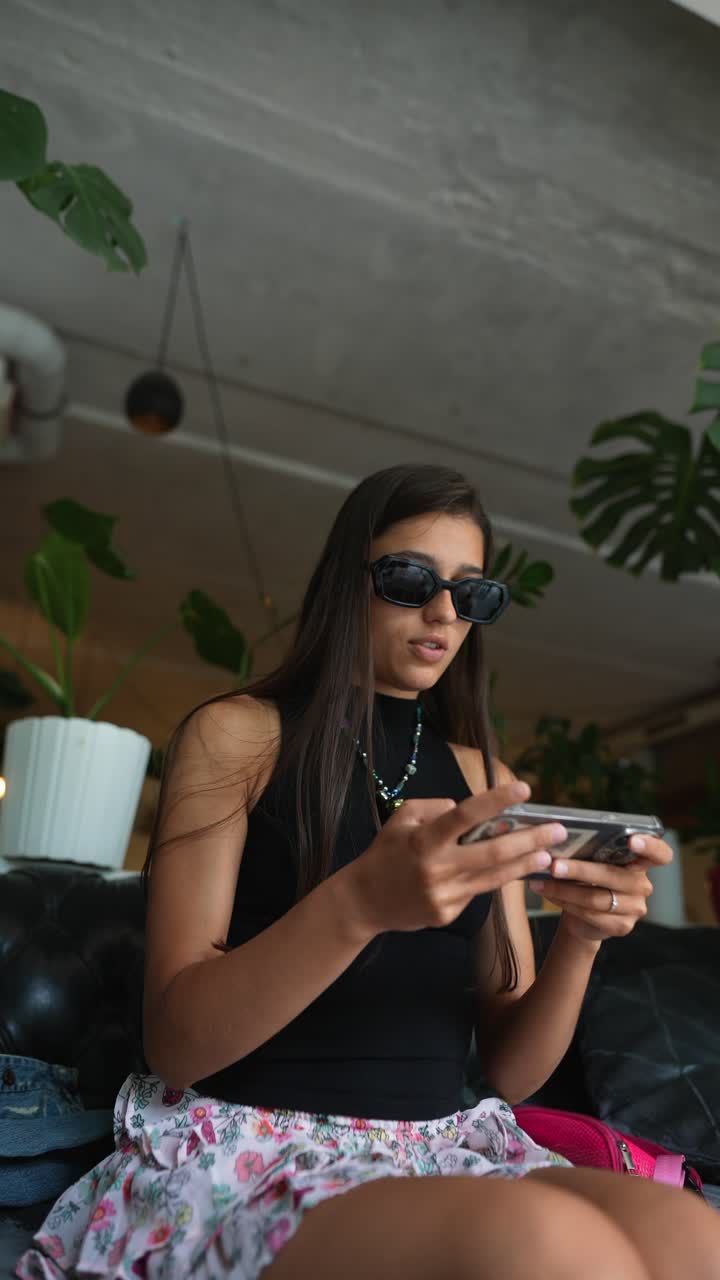 mujer jugando en un café
