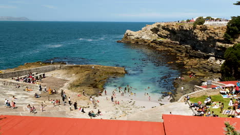 Vista-De-ángulo-Alto-Sobre-El-Antiguo-Puerto-Histórico-De-Hermanus,-Festival-De-Ballenas