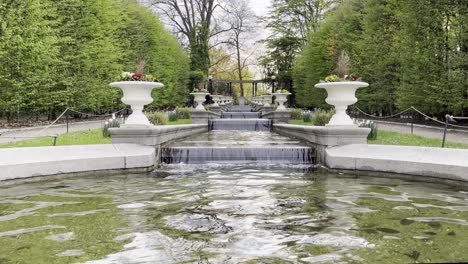 Schöner-Bach-Mit-Vielen-Kleinen-Wasserfällen-In-Einem-Schlosspark,-Flora,-Köln,-Deutschland