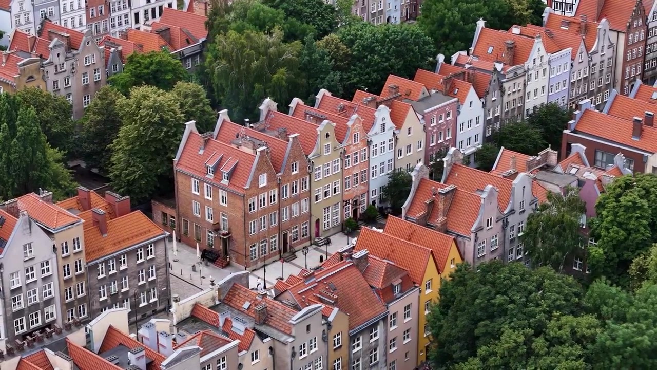 グダニスクの高級住宅街にあるカラフルなポーランドの家々を空撮