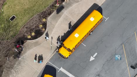 Los-Estudiantes-Ingresan-Al-Autobús-Escolar-En-El-Campus-De-La-Escuela-Americana