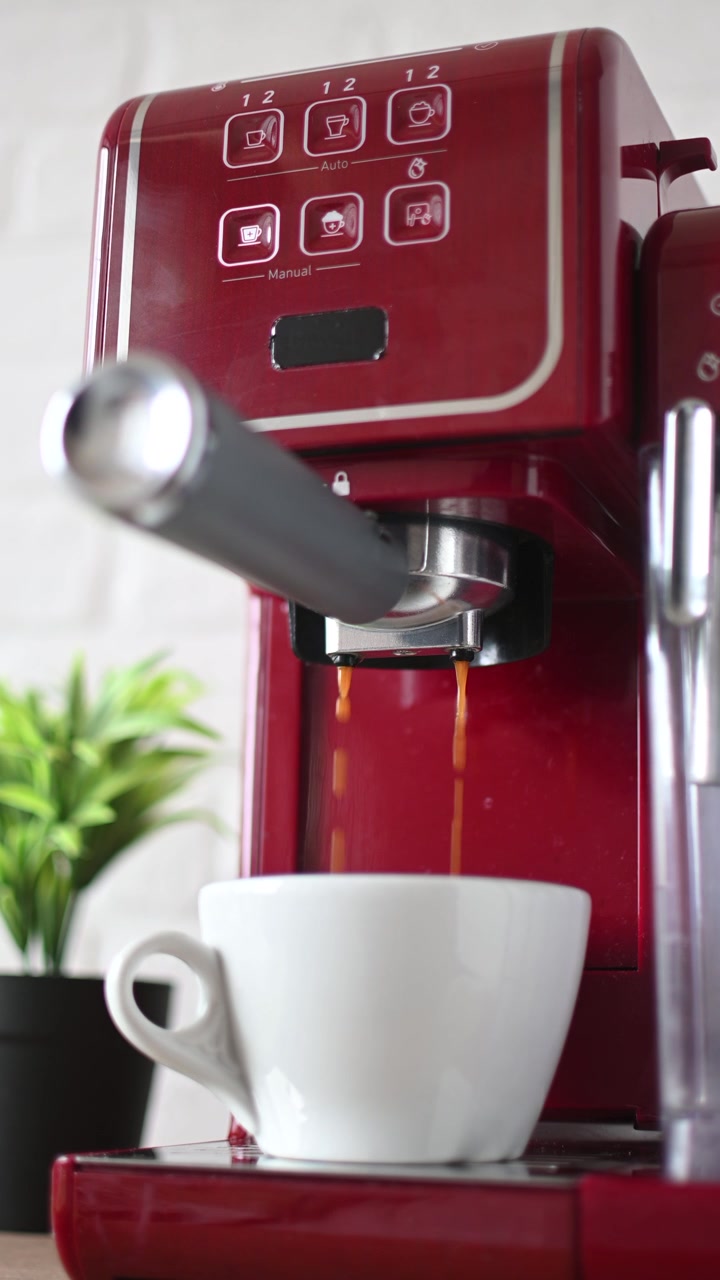 Preparando café espresso en una cocina moderna