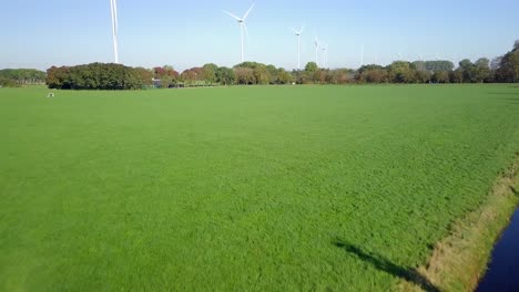 vista aérea de drones de volar directamente cerca de las granjas de turbinas eólicas en los países bajos, europa