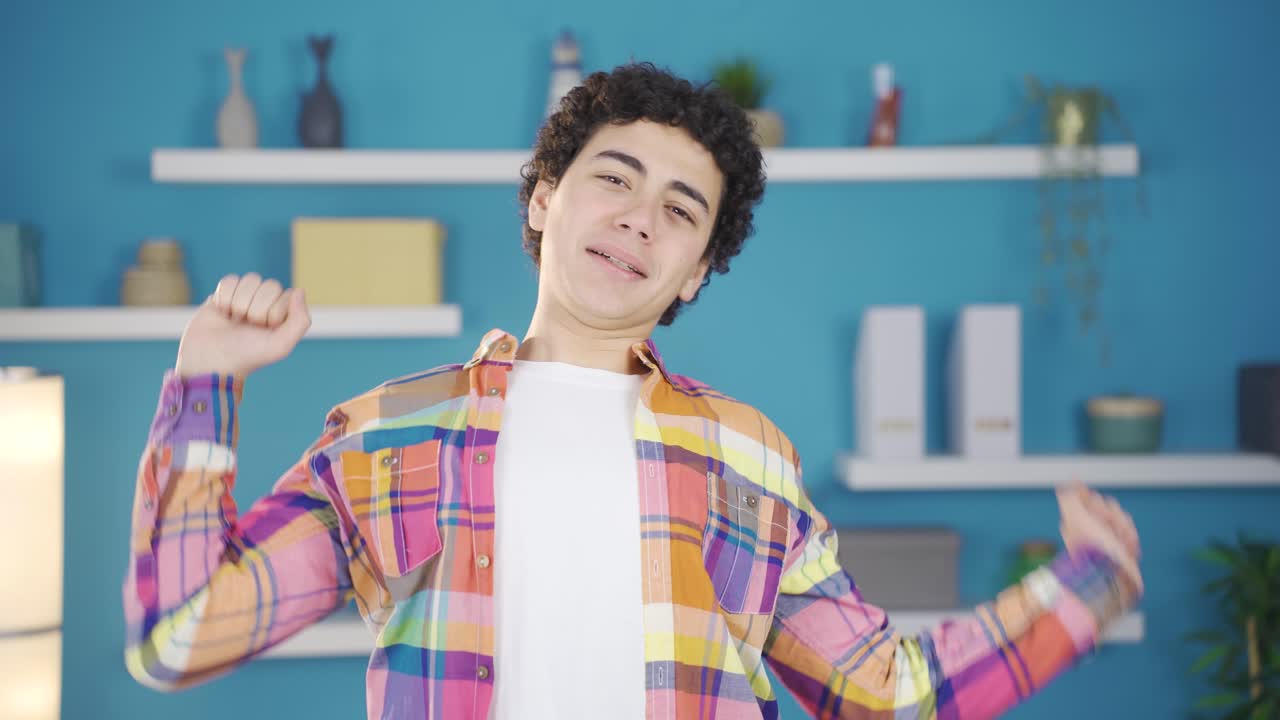 el niño soñoliento bosteza.