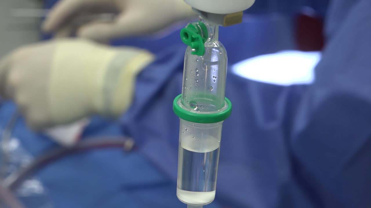 Un sistema avanzato di infusione endovenosa garantisce un'erogazione precisa dei fluidi. Monitora automaticamente la velocità di flusso, garantendo la sicurezza del paziente e mantenendo un percorso ottimale di trattamento medico.