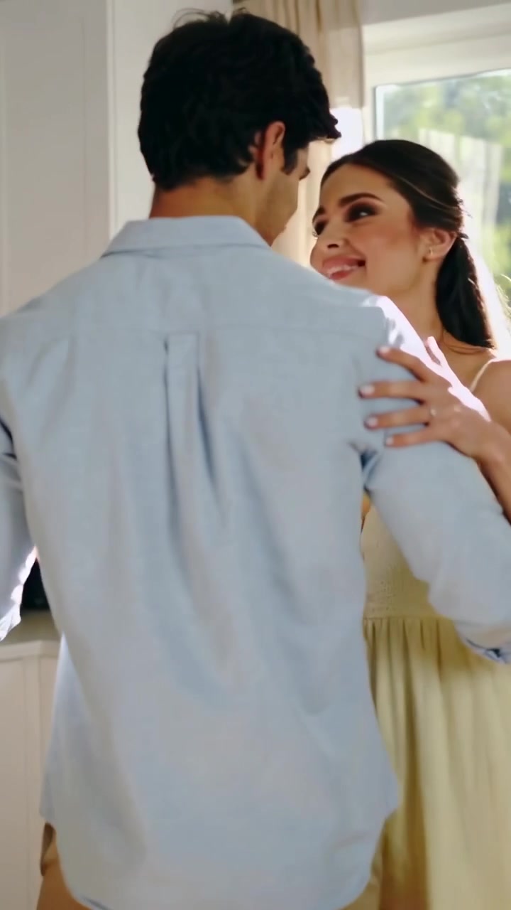 Video verticale: Braccio posizionato, coppia che balla lentamente in cucina vicino al lavello, alla finestra, anello visibile, per amore.