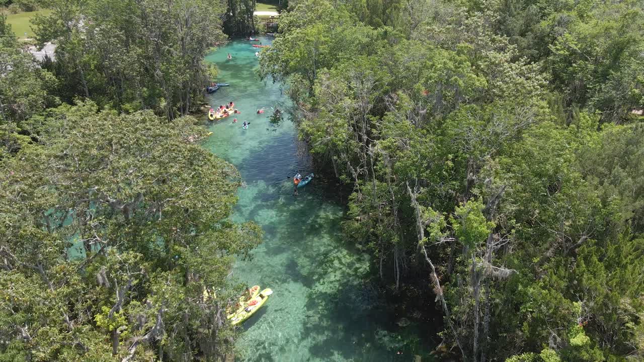 hermosa agua turquesa en manantial de tres hermanas, florida cerca del río crystal, vista aérea