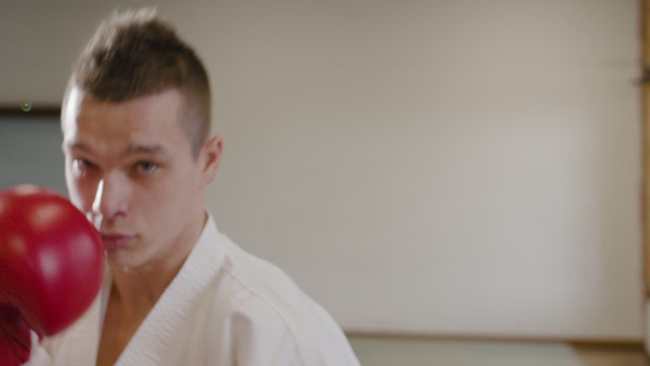 장갑 을 쓰고 싸우는 운동 선수