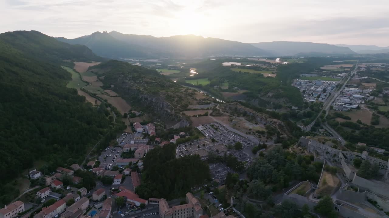 una lenta toma cinematográfica de la ciudadela de sisteeron en sisteeron, francia