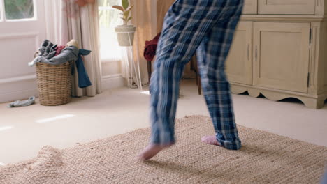 Gracioso-Hombre-Afroamericano-Bailando-En-El-Dormitorio-Divirtiéndose-Celebrando-Sentirse-Positivo-Disfrutando-De-Un-Estilo-De-Vida-Exitoso-Haciendo-Un-Baile-Tonto-En-Casa-El-Fin-De-Semana-Por-La-Mañana-Usando-Pijamas