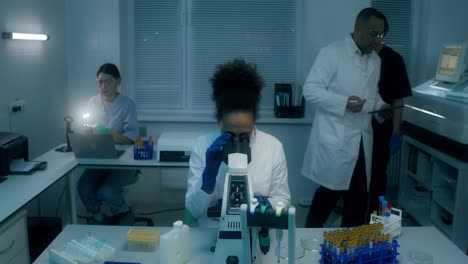científicos trabajando en un laboratorio por la noche