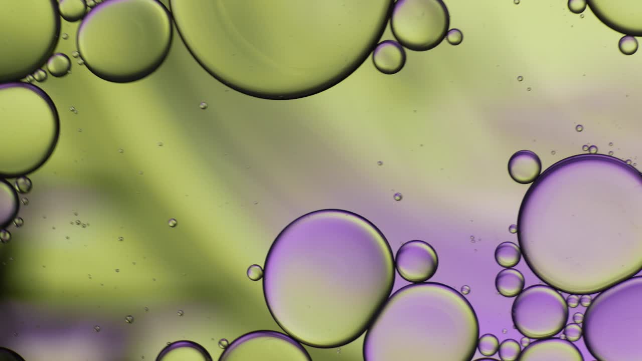 물 위에 떠다니는 기름방울의 다채로운 예술적.