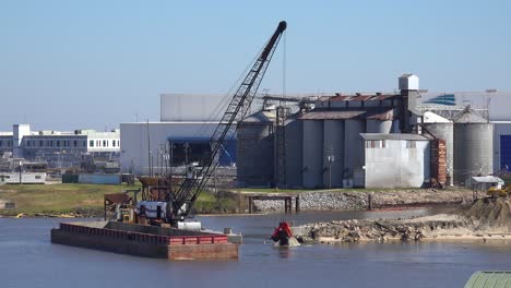 Ein-Großer-Kran,-Der-Auf-Einem-Lastkahn-Sitzt,-Baggert-Einen-Hafen-Aus