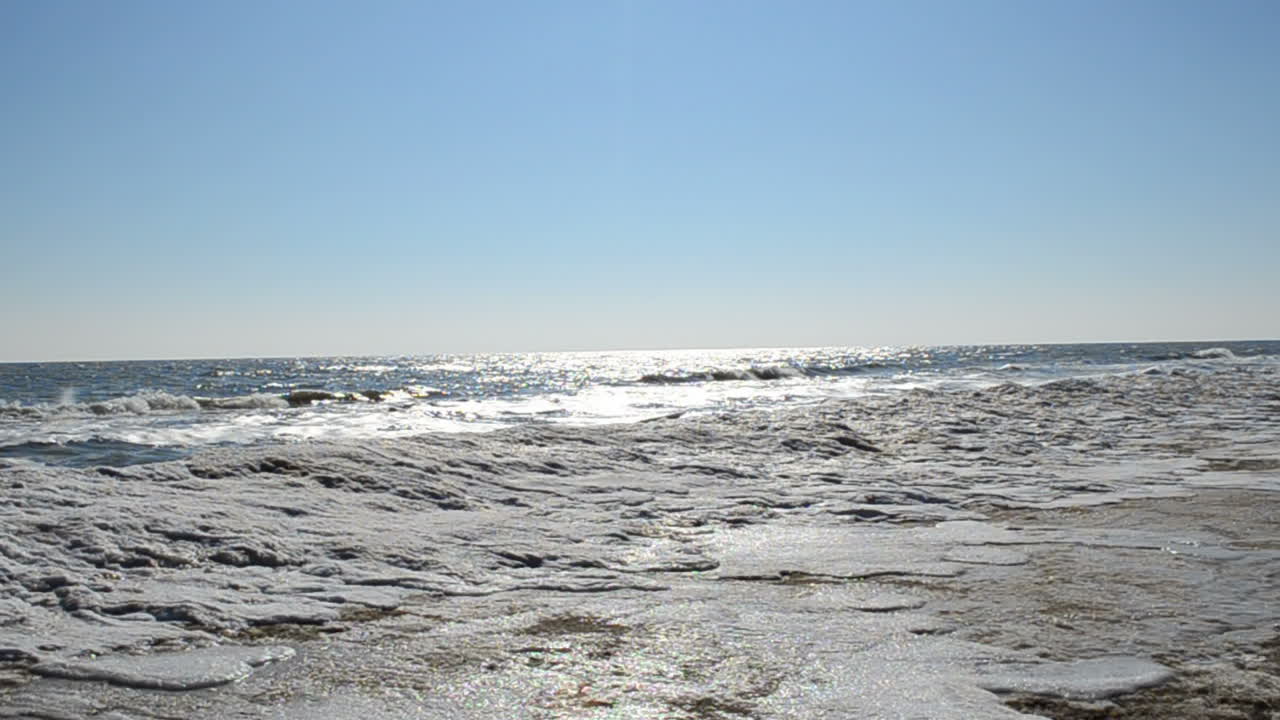 Ghiaccio su una spiaggia, inverno. Sabbia su una spiaggia, una spiaggia deserta