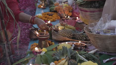 sagradas ofrendas religiosas con lámpara de aceite y frutas para el dios sol hindú en el festival de chhath