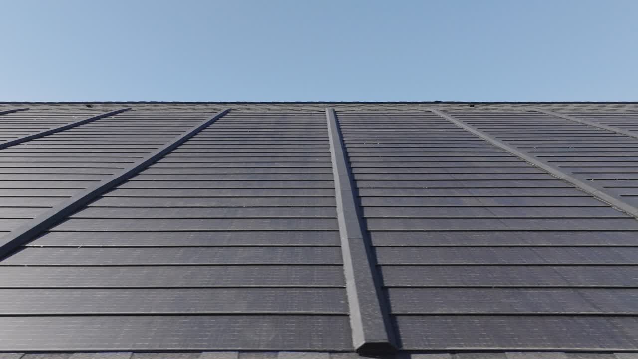 상업용 건물의 이 많은 지붕에서 태양 전지판의 상세한 시각.