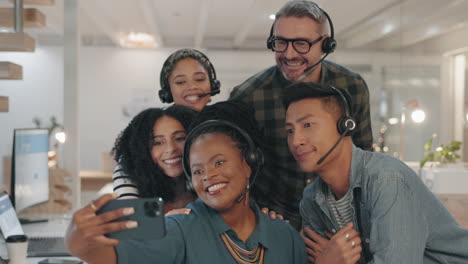 Equipo,-Gente-Feliz-O-Agentes-Del-Centro-De-Llamadas-En-Selfie