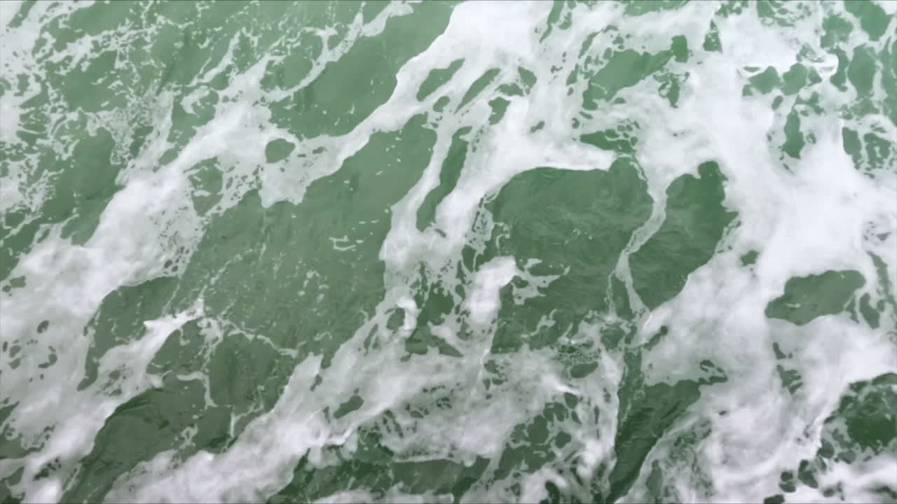 agua de mar azul oscuro y olas