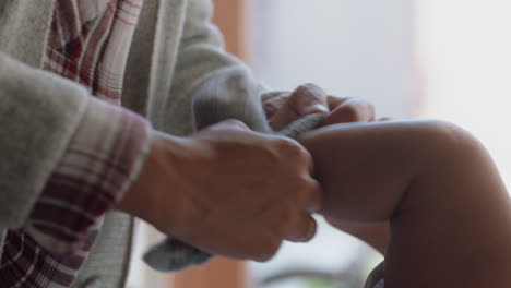 Madre-Con-Bebé-Vistiendo-A-Un-Lindo-Niño-Cuidando-A-Un-Bebé.-Una-Madre-Amable-Disfrutando-De-La-Maternidad-Cuidando-A-Su-Hijo-En-Casa.