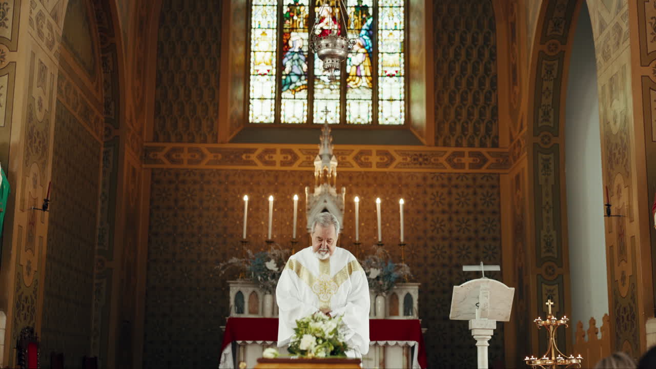 Pohřeb, kostel a pastor s modlitbou u rakve