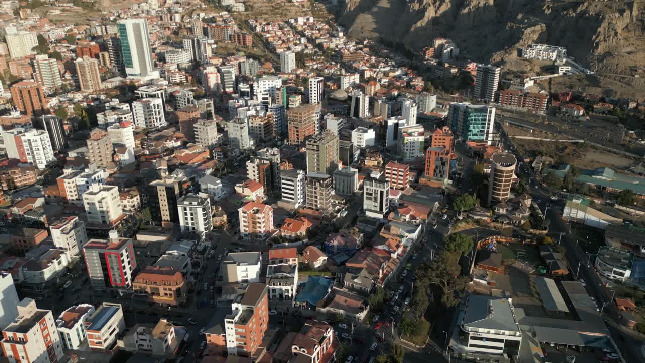 drone aéreo de arriba hacia abajo disparado sobre las hermosas ciudades de la paz a lo largo de las montañas andinas en bolivia durante la mañana
