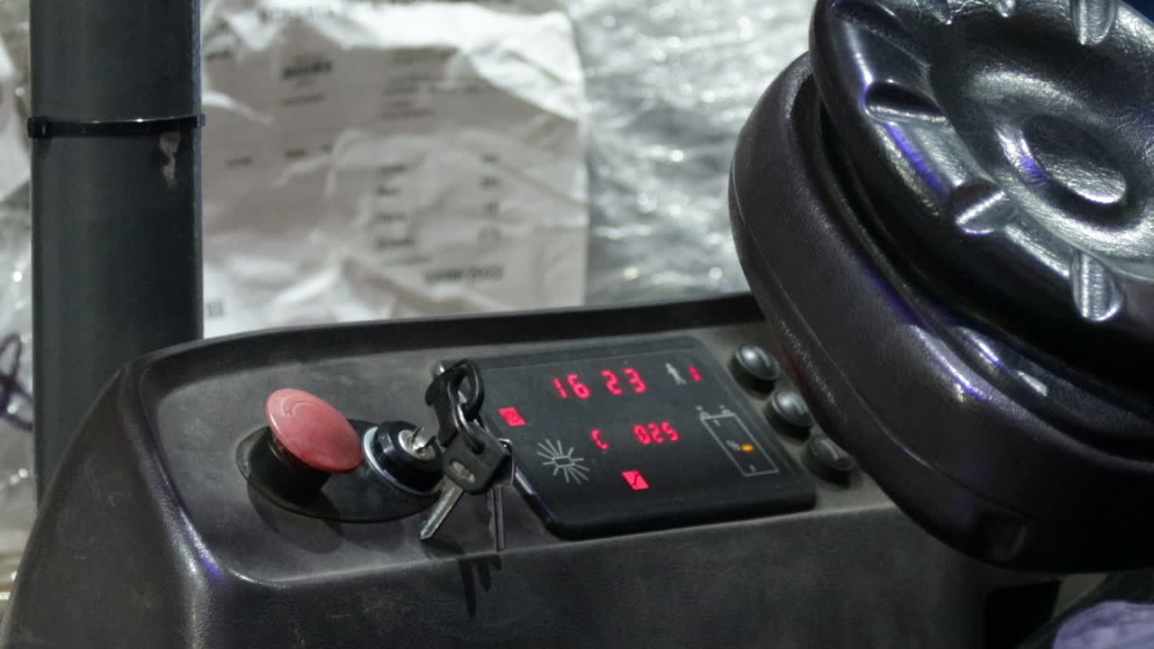 близкий взгляд на вилочный погрузчик, запускаемый с помощью ключа