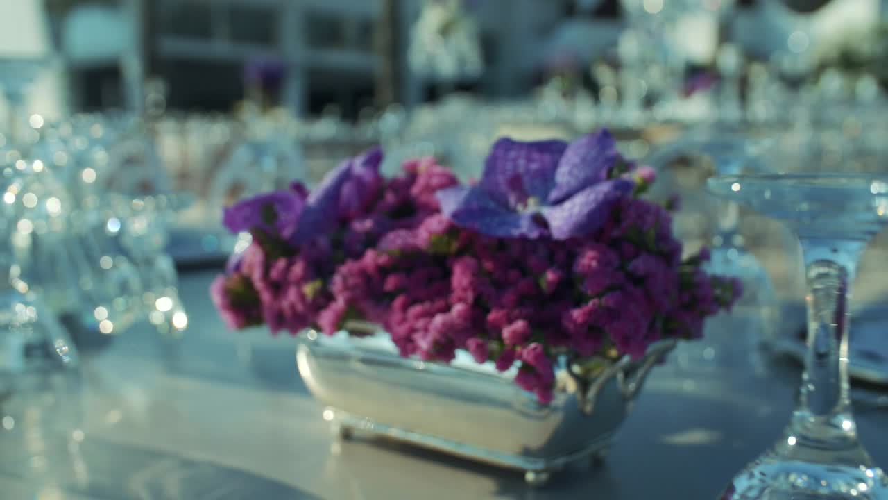 lilla blomster på det store spisebord