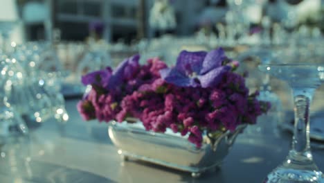 flores moradas en la gran mesa de comedor