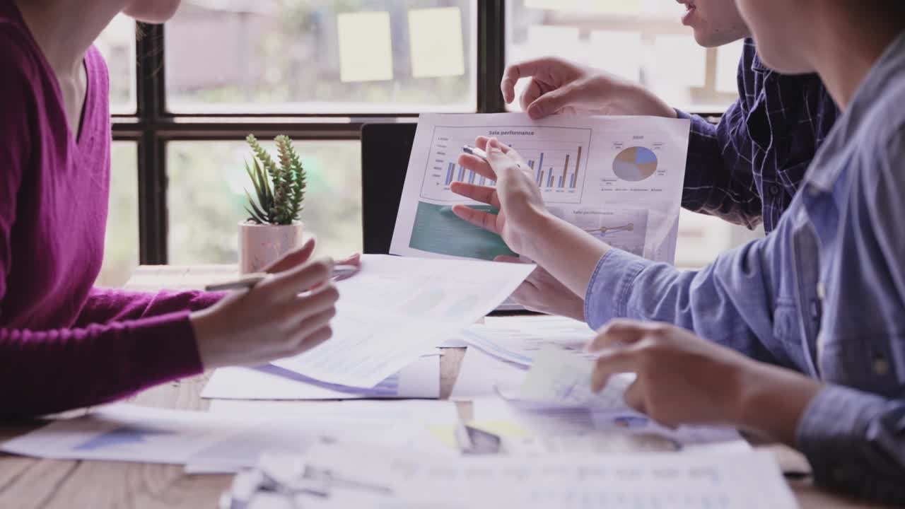 창의적인 젊은이들 브레인 스토밍 회의 사업 계획 개념 설계