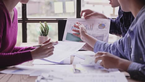 jóvenes creativos tormenta de ideas reunión planificación de negocios diseño de conceptos