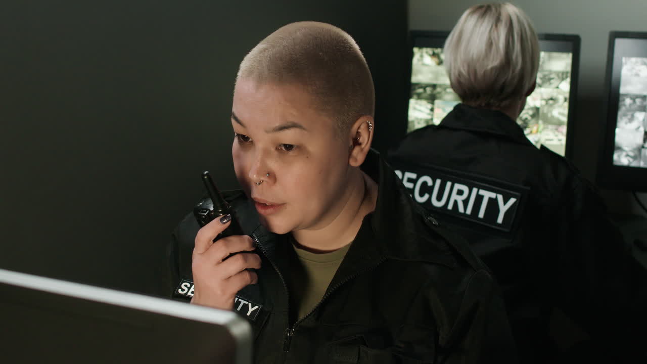 охранники, работающие в комнате